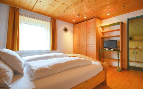 Ferienhaus Kofler: Bett, Schlafzimmer, Zimmer, Möbel, Eigentum, Bettdecke, Bettrahmen, Bedding, Interior Design, Decke