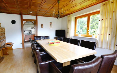 Ferienhaus Kofler: Zimmer, Eigentum, Decke, Gebäude, Möbel, Esszimmer, Interior Design, Tabelle, Haus, Fussboden