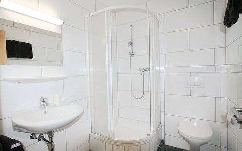 Matt: Badezimmer, Eigentum, Zimmer, Fliese, Armatur, Interior Design, Wand, Toilette, Die Architektur, Haus
