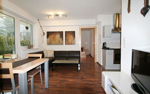 Matt: Zimmer, Holzboden, Möbel, Interior Design, Eigentum, Fussboden, Gebäude, Hartholz, Decke, Laminatboden