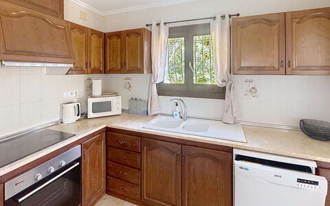 El Paradiso: Cabinetry, Küche, Countertop, Möbel, Küchengerät, Holz, Major Appliance, Interior Design, Flooring, Spüle