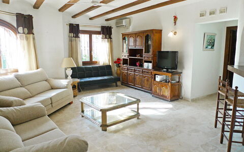 El Paradiso: Wohnzimmer, Zimmer, Eigentum, Möbel, Interior Design, Gebäude, Fussboden, Decke, Haus, Tabelle