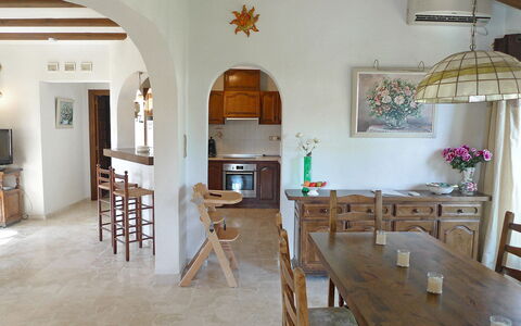 El Paradiso: Zimmer, Möbel, Gebäude, Eigentum, Interior Design, Fussboden, Esszimmer, Decke, Tabelle, Haus