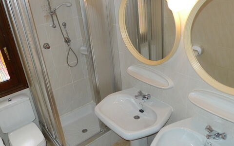 El Paradiso: Badezimmer, Eigentum, Zimmer, Toilette, Armatur, Zapfhahn, Bad Sink, Toilleten Sitz, Wand, Bad Zubehör