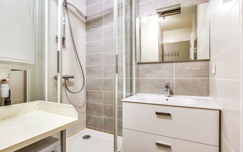 Les Rivages de Rochelongue: Badezimmer, Zimmer, Eigentum, Fliese, Zapfhahn, Interior Design, Fussboden, Die Architektur, Armatur, Möbel
