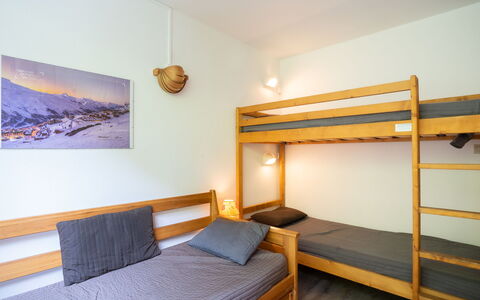 Les Menuires 420: Möbel, Eigentum, Gebäude, Komfort, Holz, Bettrahmen, Beleuchtung, Haus, Interior Design, Fussboden
