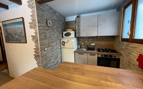 Maison Novel: Cabinetry, Countertop, Sinken, Eigentum, Spüle, Möbel, Zapfhahn, Holz, Armatur, Interior Design