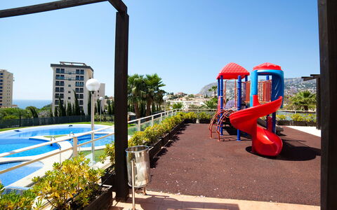 Calpe Calp 907: Himmel, Pflanze, Eigentum, Wasser, Schatten, Gebäude, Schwimmbad, Fenster, Urban Design, Gras