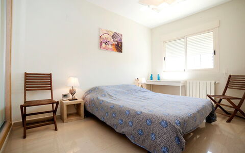 Calpe Calp 907: Schlafzimmer, Bett, Zimmer, Möbel, Eigentum, Bettdecke, Fussboden, Bettrahmen, Interior Design, Bedding