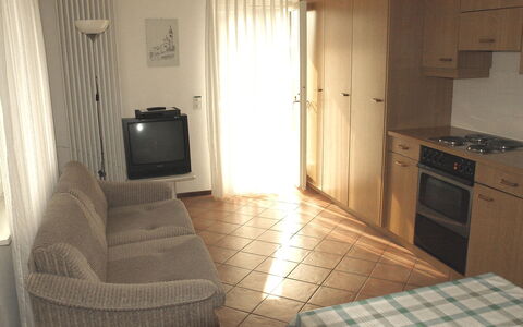 Al Ronchetto: Zimmer, Eigentum, Möbel, Fussboden, Gebäude, Interior Design, Haus, Grundeigentum, Tabelle, Fliese