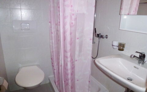Al Ronchetto: Badezimmer, Duschvorhang, Eigentum, Zimmer, Vorhang, Rosa, Lila, Wand, Interior Design, Armatur
