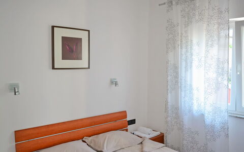Rab Rab 220: Zimmer, Schlafzimmer, Eigentum, Bett, Möbel, Wand, Interior Design, Fussboden, Bettdecke, Bettrahmen
