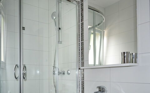 Rab Rab 220: Duschpaneel, Badezimmer, Eigentum, Zimmer, Dusche, Fliese, Duschtür, Glas, Armatur, Zapfhahn