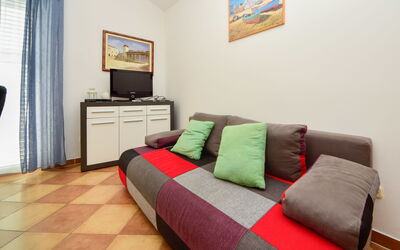 Mare 101.4: Möbel, Komfort, Bilderrahmen, Holz, Vorhang, Wohnzimmer, Interior Design, Cabinetry, Fussboden, Flooring