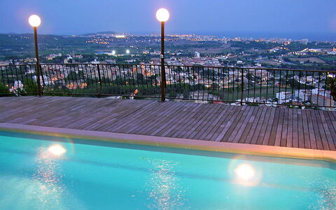 Mas Ambros: Schwimmbad, Himmel, Beleuchtung, Grundeigentum, Wasser, Reflecting Pool, Die Architektur, Nacht, Abend, Stadt
