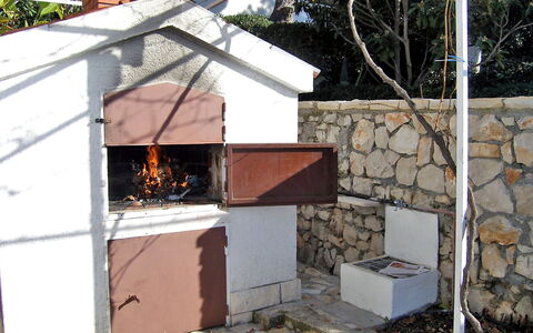 Amiela: Steinofen, Hitze, Zimmer, Haus, Gebäude, Hinterhof, Grill, Feuerstelle