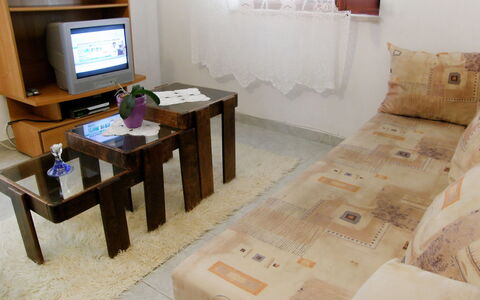 Margita: Zimmer, Eigentum, Möbel, Interior Design, Tabelle, Fussboden, Wohnzimmer, Holz, Haus, Flooring