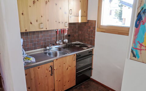 Flims 420: Küche, Countertop, Holz, Major Appliance, Küchengerät, Cabinetry, Flooring, Möbel, Interior Design, Spüle