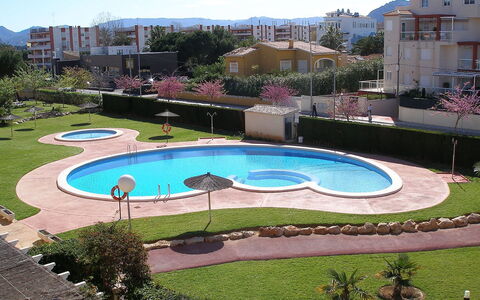 Dénia 475: Wasser, Pflanze, Eigentum, Schwimmbad, Gebäude, Himmel, Die Architektur, Urban Design, Gras, Baum