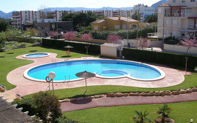 Dénia 475: Wasser, Pflanze, Eigentum, Schwimmbad, Gebäude, Himmel, Die Architektur, Urban Design, Gras, Baum