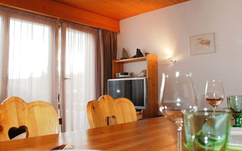 Valetta Sura: Zimmer, Eigentum, Orange, Interior Design, Tabelle, Möbel, Esszimmer, Grundeigentum, Gebäude, Haus