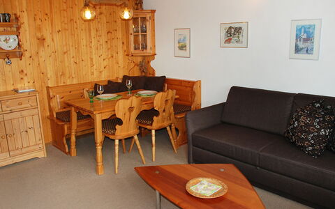 Valetta Sura: Zimmer, Möbel, Eigentum, Wohnzimmer, Tabelle, Interior Design, Haus, Gebäude, Fussboden, Grundeigentum