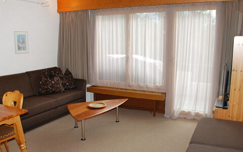 Valetta Sura: Zimmer, Möbel, Interior Design, Eigentum, Vorhang, Fensterbehandlung, Gebäude, Decke, Fussboden, Haus
