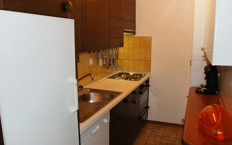 Valetta Sura: Zimmer, Eigentum, Möbel, Küche, Haus, Cabinetry, Gebäude, Fussboden, Interior Design, Die Architektur