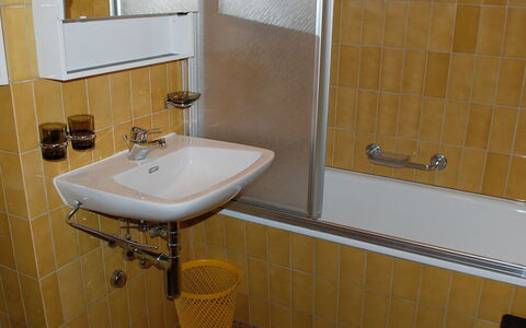 Valetta Sura: Badezimmer, Bad Sink, Fliese, Zimmer, Zapfhahn, Sinken, Eigentum, Wand, Armatur, Bad Zubehör