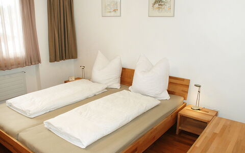 Valetta Sura: Möbel, Bett, Schlafzimmer, Zimmer, Eigentum, Bettrahmen, Matratze, Interior Design, Bettdecke, Fussboden