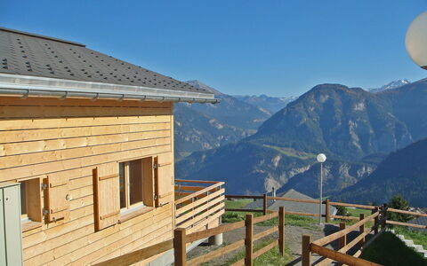 Maiensäss Komfort: Berg, Bergforms, Eigentum, Himmel, Haus, Blockhaus, Gebirge, Dach, Zuhause, Gebäude