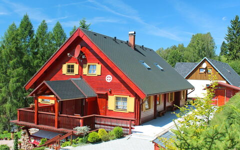 Tanvald 10: Pflanze, Himmel, Wolke, Fenster, Gebäude, Haus, Baum, Grundstueck, Holz, Wohngebiet