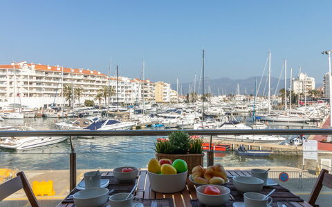 Empuriabrava 122: Wasser, Himmel, Geschirr, Daytime, Eigentum, Tabelle, Boot, Watercraft, Gebäude, Fahrzeug