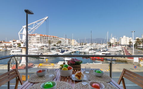Empuriabrava 122: Himmel, Geschirr, Boot, Gebäude, Watercraft, Tabelle, Fahrzeug, Fenster, Tasse, Dock