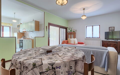 Licia: Möbel, Eigentum, Tabelle, Fenster, Holz, Textil, Stuhl, Interior Design, Fussboden
