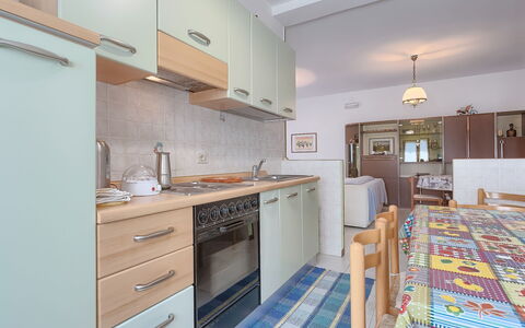 Licia: Cabinetry, Möbel, Eigentum, Countertop, Schublade, Kommode, Holz, Interior Design, Gebäude, Fussboden