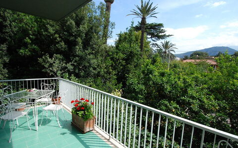 Riviera Massa: Eigentum, Grundeigentum, Balkon, Haus, Gebäude, Urlaub, Baum, Zuhause, Gras, Freizeit