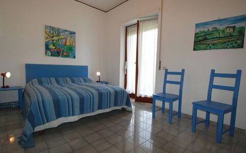 Riviera Massa: Zimmer, Schlafzimmer, Möbel, Eigentum, Bett, Blau, Bettdecke, Fussboden, Interior Design, Bettrahmen