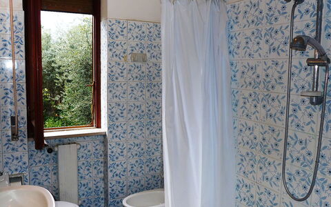 Riviera Massa: Badezimmer, Zimmer, Duschvorhang, Eigentum, Vorhang, Interior Design, Bad Zubehör, Fensterbehandlung, Haus, Textil