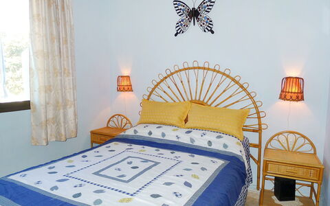 Etxe Zuri: Schlafzimmer, Bett, Zimmer, Möbel, Bettrahmen, Bettdecke, Eigentum, Interior Design, Wand, Bedding