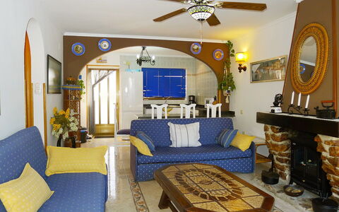 Etxe Zuri: Zimmer, Möbel, Wohnzimmer, Eigentum, Blau, Interior Design, Decke, Gebäude, Gelb, Grundeigentum