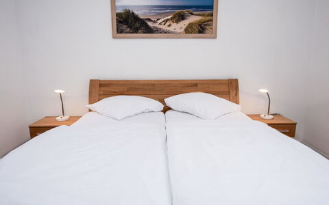 Norddeich 157: Bett, Schlafzimmer, Bedding, Holz, Möbel, Bettdecke, Linens, Fussboden, Bettrahmen, Interior Design