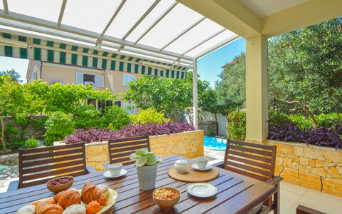 Darena: Tabelle, Möbel, Eigentum, Pflanze, Geschirr, Essen, Fenster, Schatten, Interior Design, Gartenmöbel