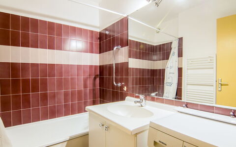 Les Indes Galantes: Armatur, Gebäude, Zapfhahn, Cabinetry, Sinken, Möbel, Badezimmerschrank, Badezimmer, Interior Design, Bad Sink