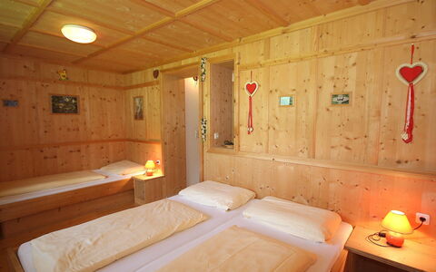 Christoph: Zimmer, Bett, Möbel, Gebäude, Interior Design, Sauna, Schlafzimmer, Komfort