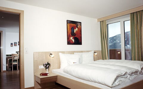 Fiss 600: Schlafzimmer, Möbel, Bett, Zimmer, Eigentum, Bettdecke, Interior Design, Matratze, Bettrahmen, Fussboden