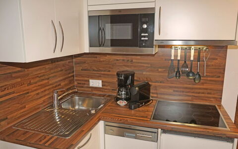 Fiss 600: Cabinetry, Gebäude, Countertop, Eigentum, Möbel, Herd, Küchengerät, Spüle, Küche, Holz