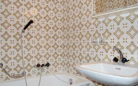 Nid D'Aigle E1: Fliese, Badezimmer, Wand, Zimmer, Eigentum, Hintergrund, Zapfhahn, Fussboden, Interior Design, Flooring