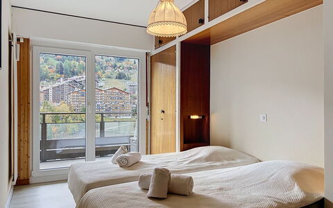 Nendaz 571: Holz, Interior Design, Fussboden, Flooring, Möbel, Zimmer, Decke, Bett, Schlafzimmer, Wohnung