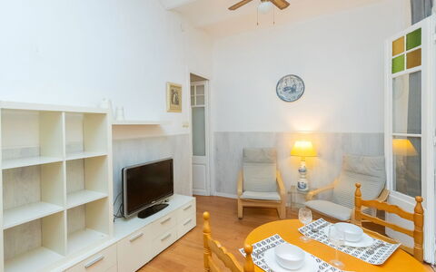 Gracia Torrijos: Möbel, Eigentum, Tabelle, Deckenventilator, Fenster, Bilderrahmen, Holz, Beleuchtung, Interior Design, Cabinetry